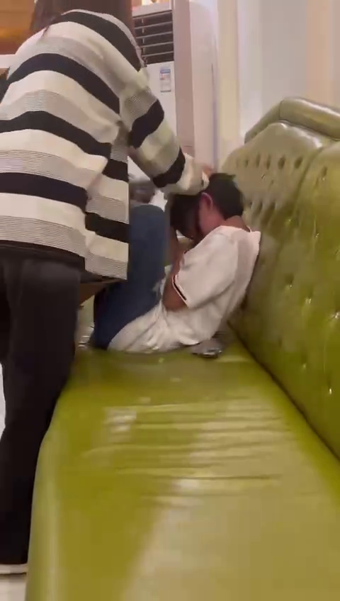 现在的小女娃下手真狠，攻击别人一点不含糊